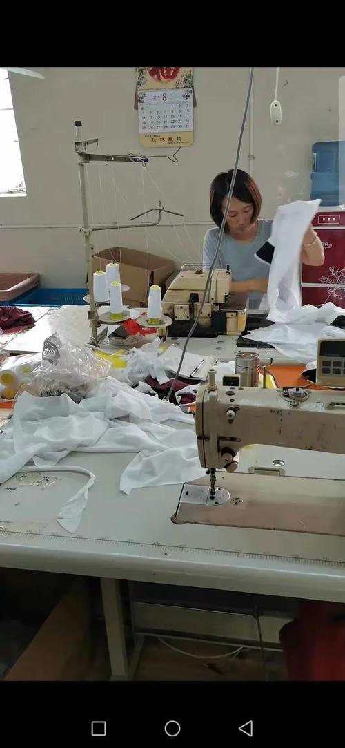 工厂裁剪车间一角双翔服装厂是一家专业生产针织服装的工厂,主要为